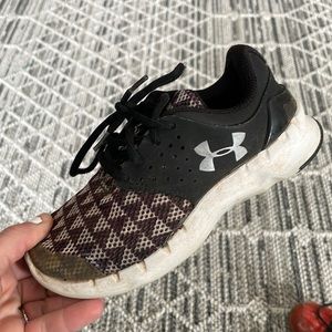 Under armour boys shoes size 13